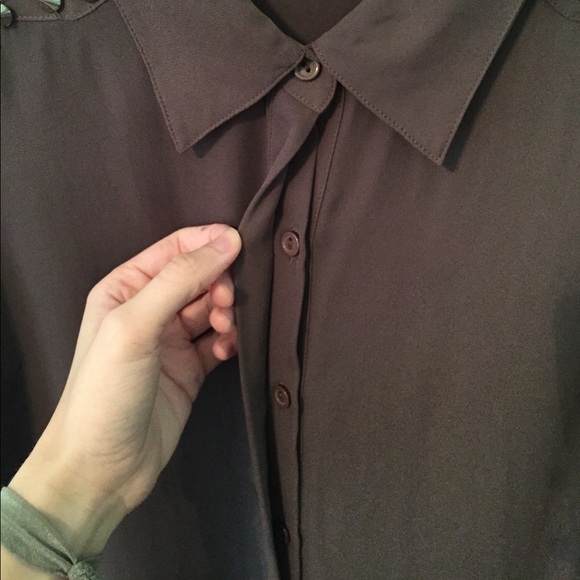 SUPER EDGY SPIKED SHOULDER SLEEVELESS TAUPE TOP - Picture 2 of 8