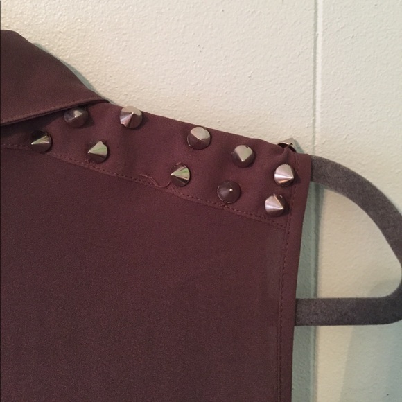 SUPER EDGY SPIKED SHOULDER SLEEVELESS TAUPE TOP - Picture 5 of 8