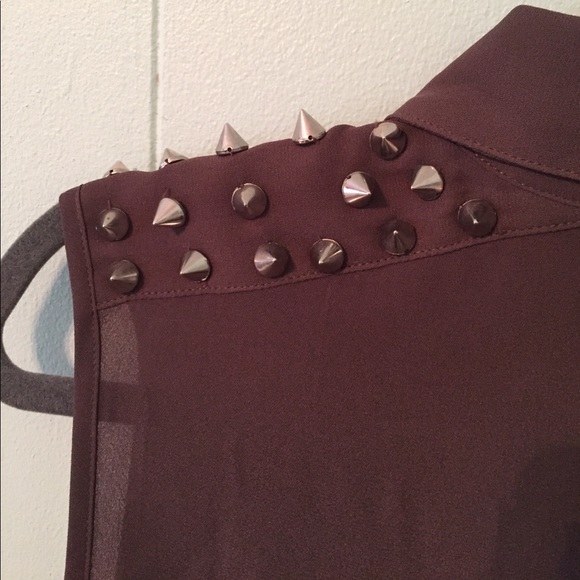 SUPER EDGY SPIKED SHOULDER SLEEVELESS TAUPE TOP - Picture 6 of 8