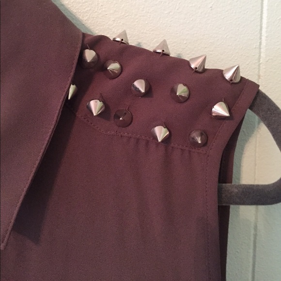 SUPER EDGY SPIKED SHOULDER SLEEVELESS TAUPE TOP - Picture 7 of 8