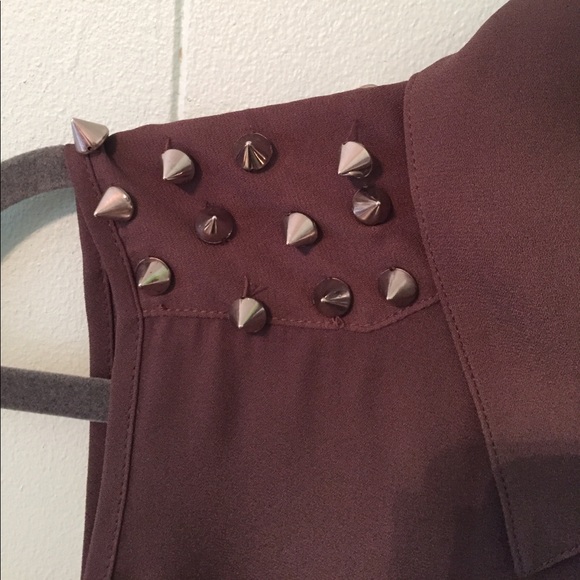 SUPER EDGY SPIKED SHOULDER SLEEVELESS TAUPE TOP - Picture 8 of 8