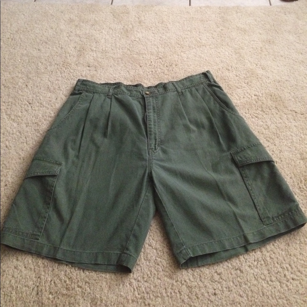 Men’s dark green cargo shorts