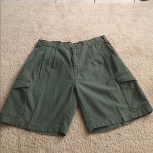 Men’s dark green cargo shorts
