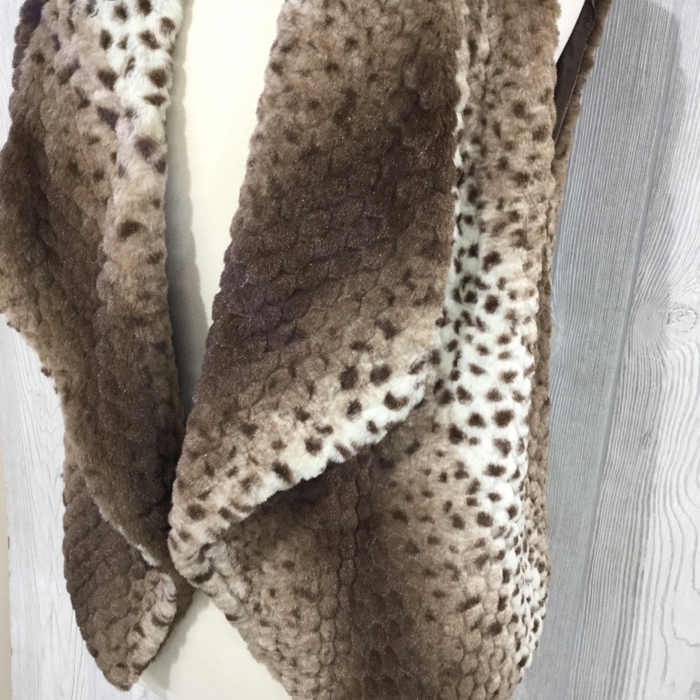 SOLD Leopard Print Faux Fur Vest - Picture 7 of 8