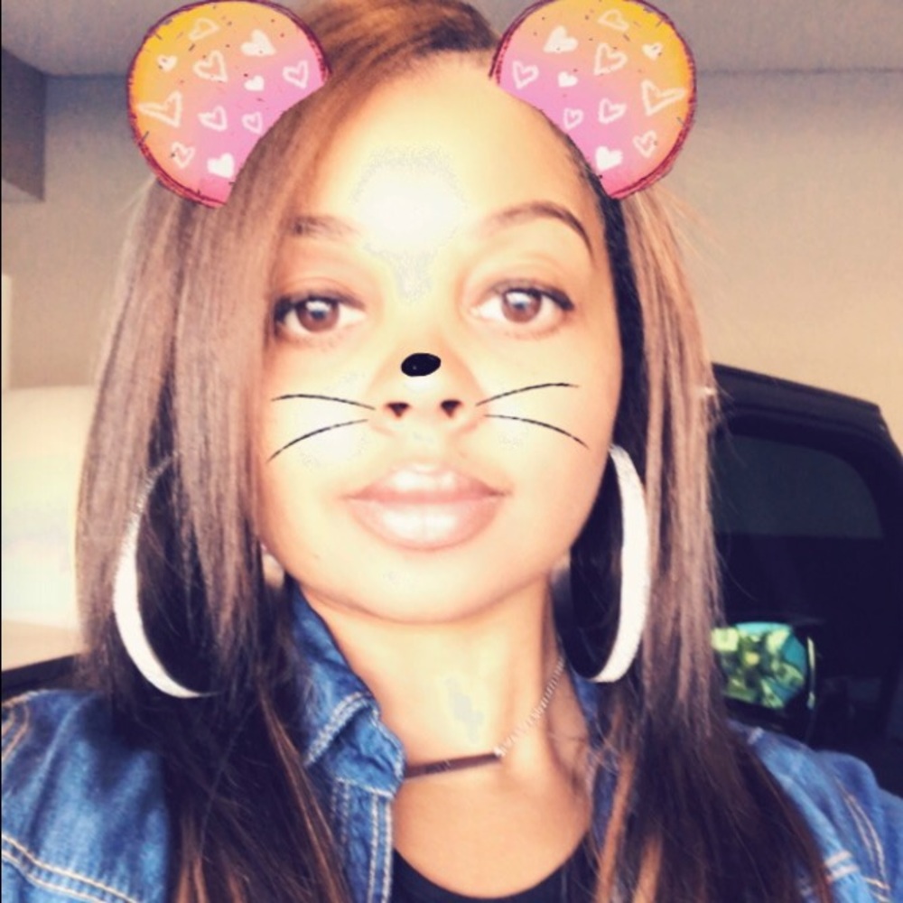 Meet your Posher, Mia Check out my closet