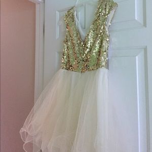 This pretty dress was worn once at a banquet!!!!!