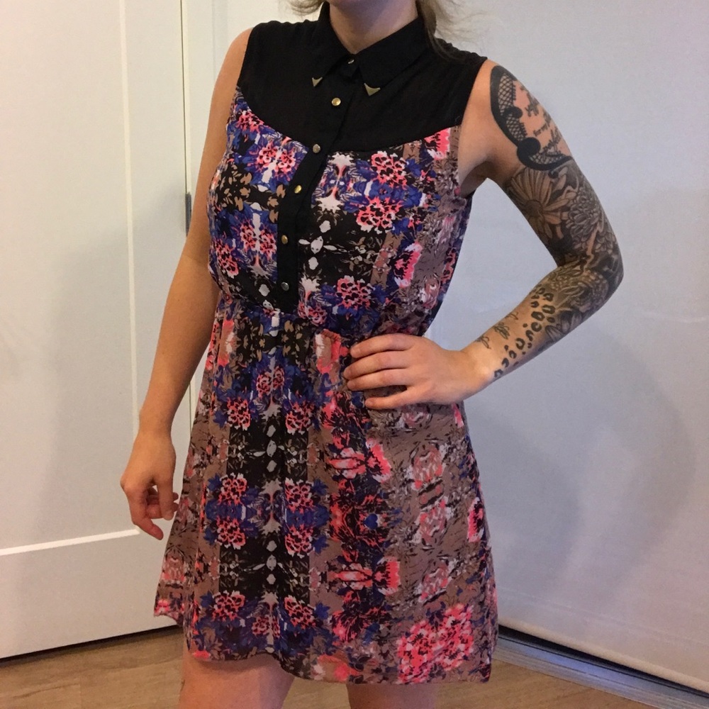 Floral print dress.