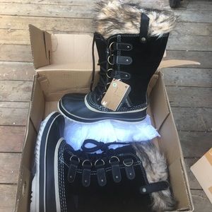 Sorel boots size 7, never worn and with tags
