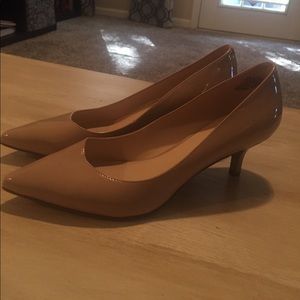 Nine West nude kitten heels