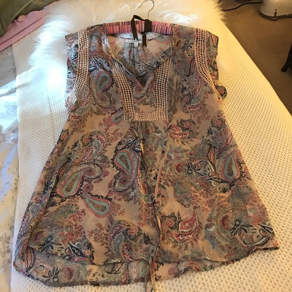 Sleeveless printed blouse