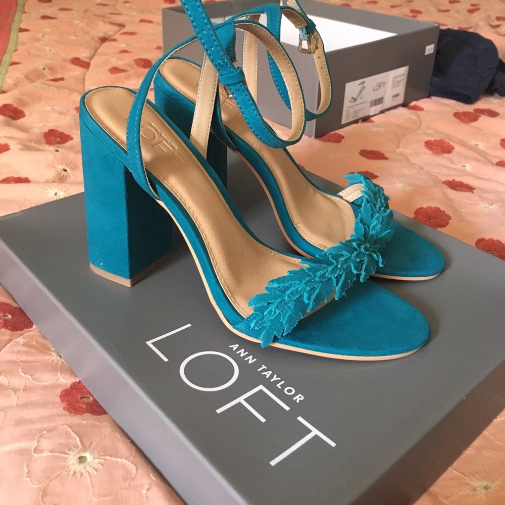 Scattered flowers block heel