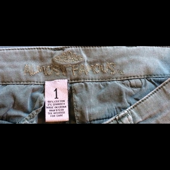 💚Almost Famous Army green form-fitting cargo pants- 1 - Picture 3 of 4