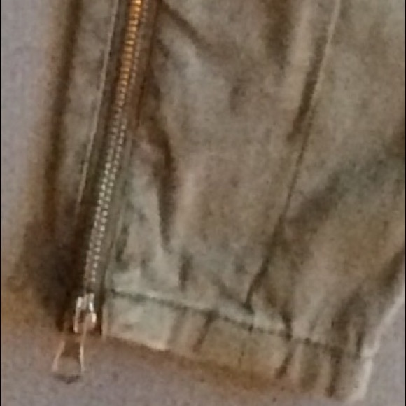 💚Almost Famous Army green form-fitting cargo pants- 1 - Picture 4 of 4