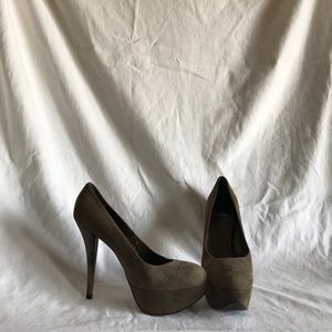 Light brown suede Stuart Weitzman pumps. Sz 8 1/2