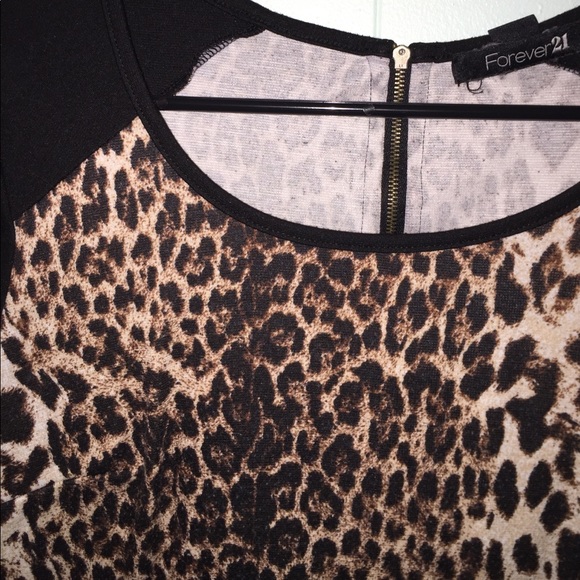 CHEETAH PRINT TOP W/ BLACK SLEEVES & ZIPPER BACK - Picture 4 of 5