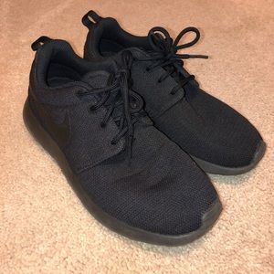All Black Nike Roshe