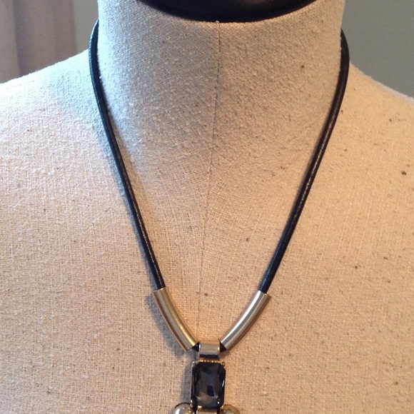 BOGO‼️Gorgeous statement necklace - Picture 4 of 5