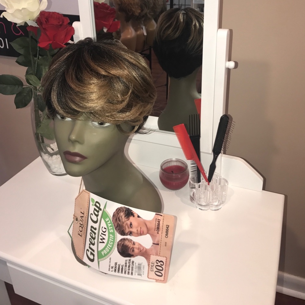 Short synthetic wig