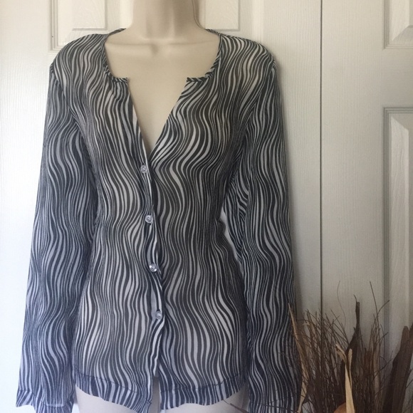 Due Per Due Tops - Sheer 3 way look top!
