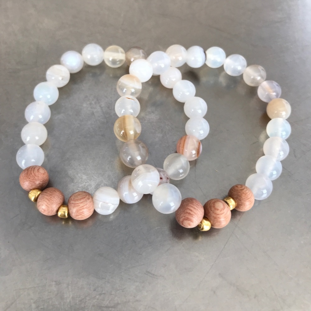 Handmade white banded agate stretch bracelet - Picture 3 of 4