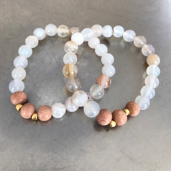 Handmade white banded agate stretch bracelet - Picture 3 of 4