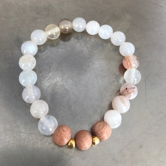 Handmade white banded agate stretch bracelet - Picture 2 of 4