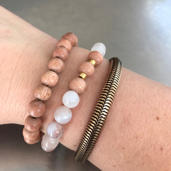 Handmade white banded agate stretch bracelet - Picture 4 of 4