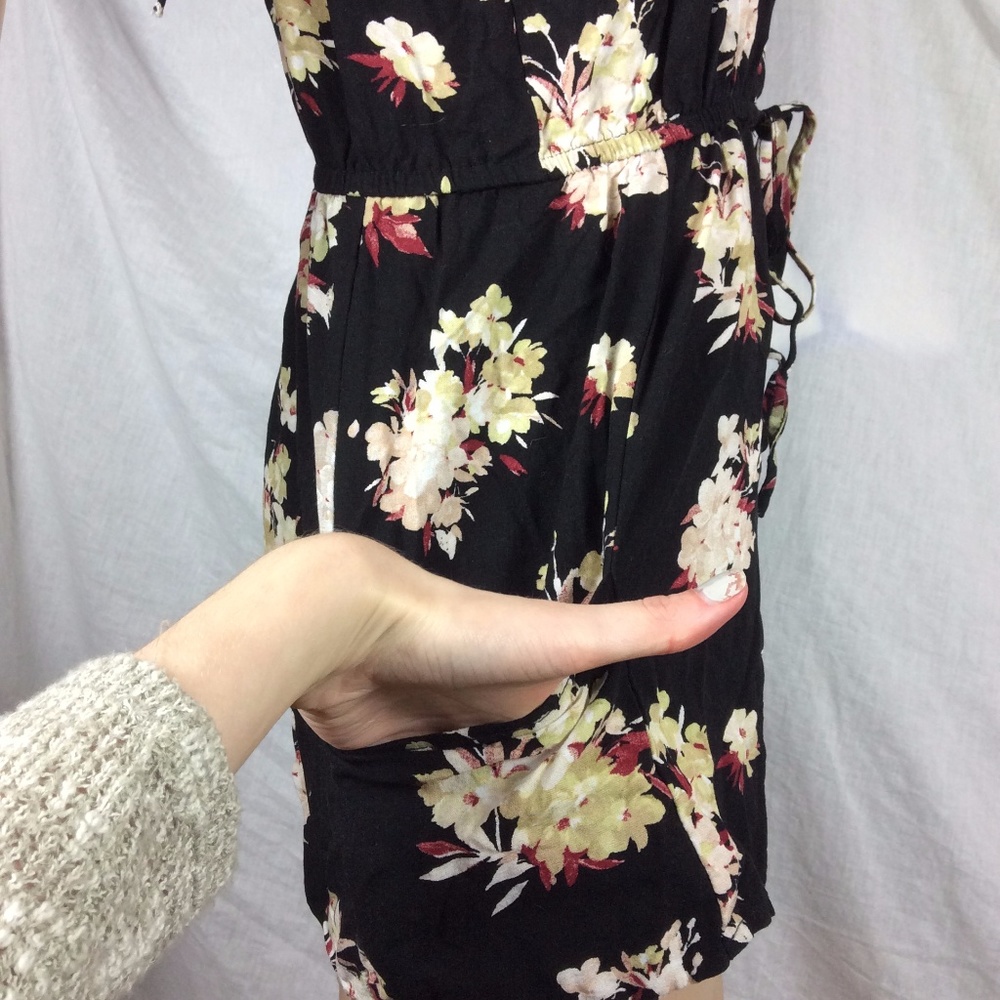 Floral keyhold back romper - Picture 2 of 6