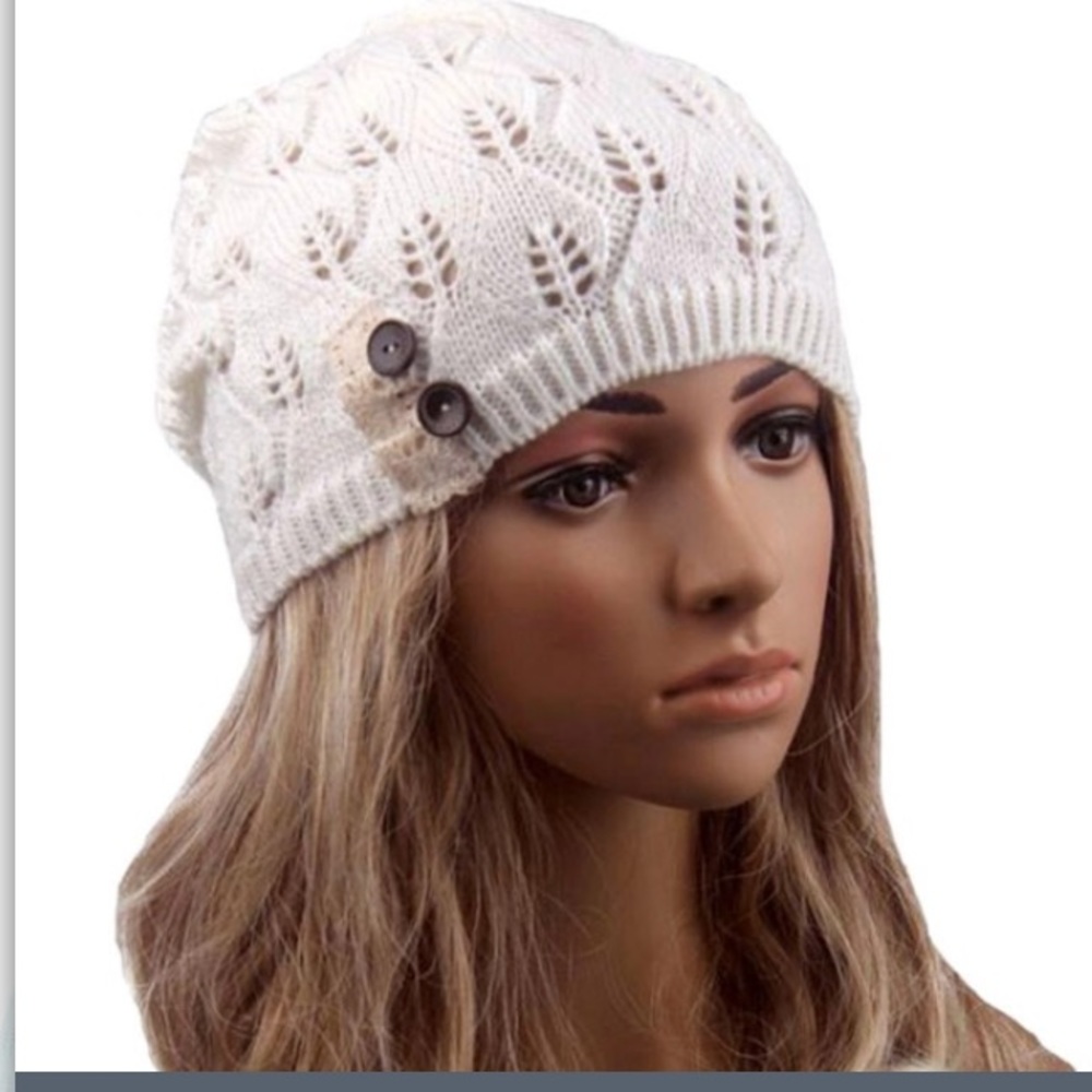 Slouchie beanie with buttons