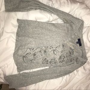 gray long sleeve t-shirt