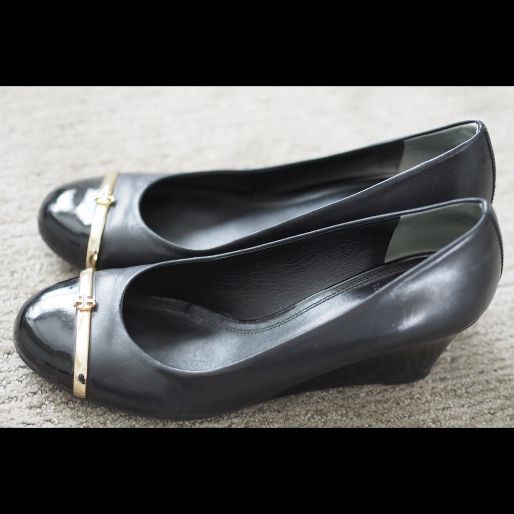 Tory Burch (Black Patent Wedge w/ Gold Hardware)