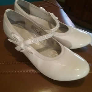 American Eagle Girls White Patent Leather Shoes