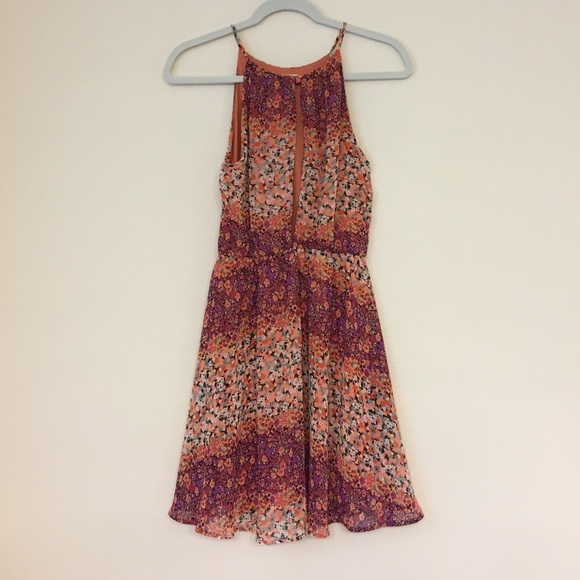 Keyhole back dress - Picture 2 of 3