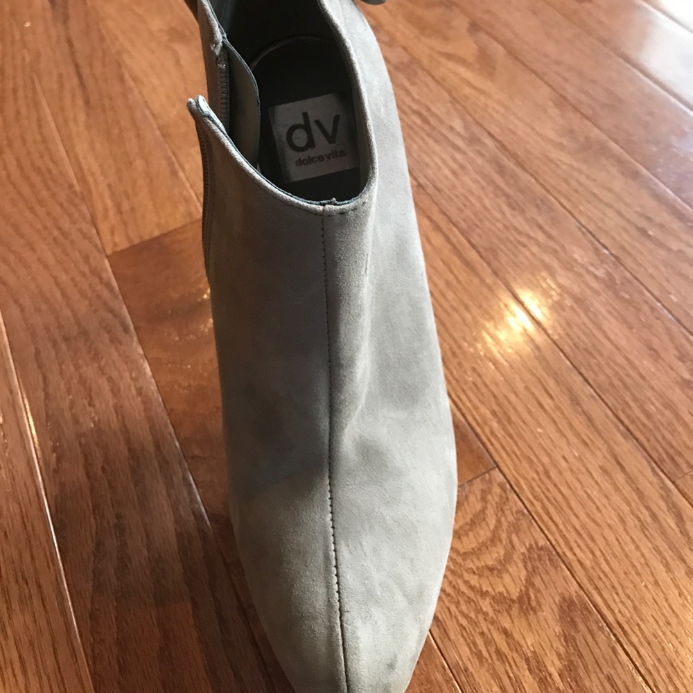 Beige ankle boots.