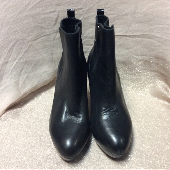 NEW!! Donald J. Pliner Zip up booties - Picture 2 of 4