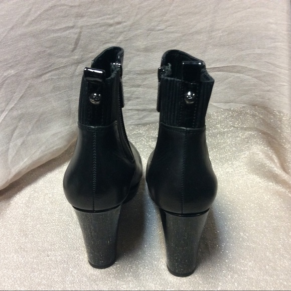 NEW!! Donald J. Pliner Zip up booties - Picture 3 of 4