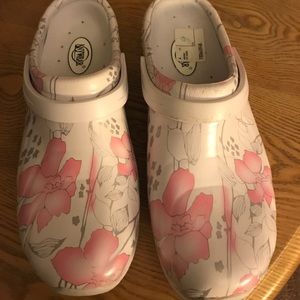ANYWEAR nursing shoes