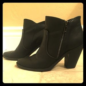 dv Dolce Vita black zipper booties