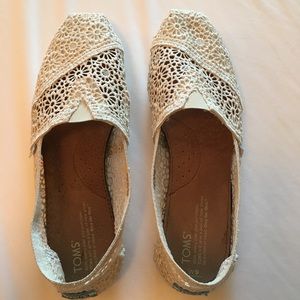 TOMs cream colored crochet style flats size 9
