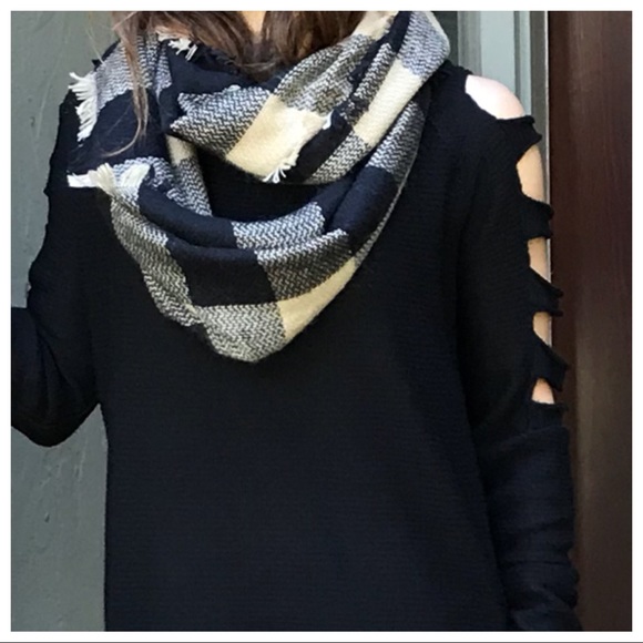 ✨LAST ONE ✨Beige plaid fringe infinity scarf - Picture 7 of 8