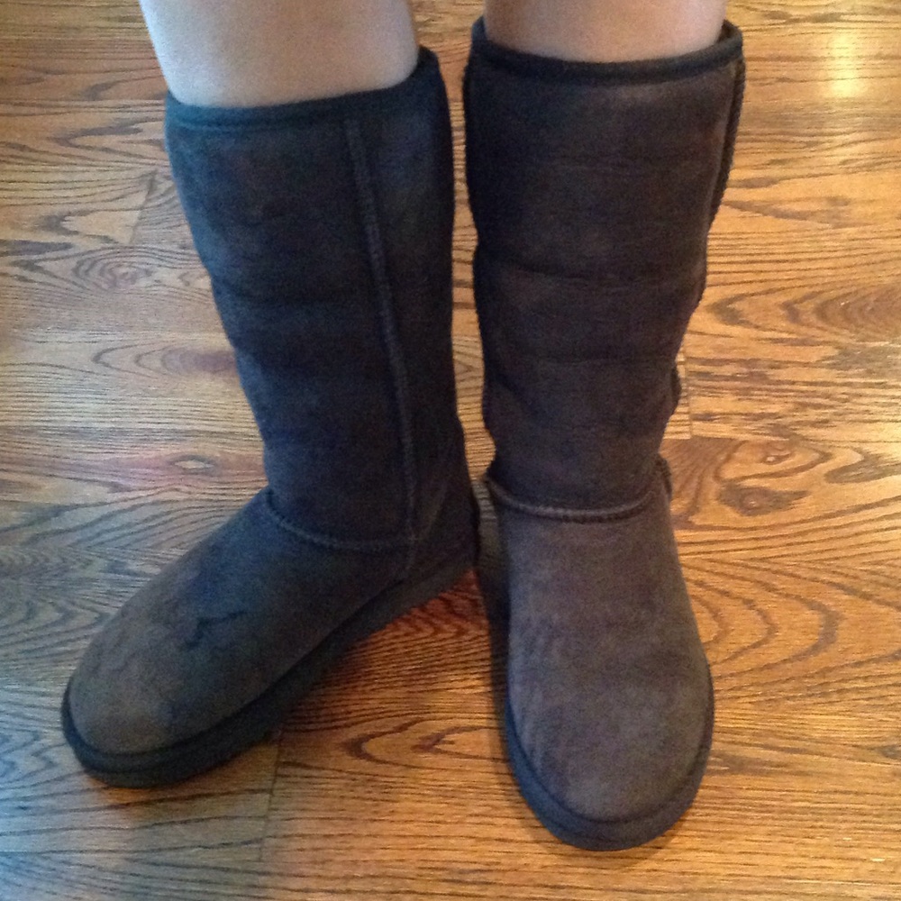 Brown sheepskin boot in size 6