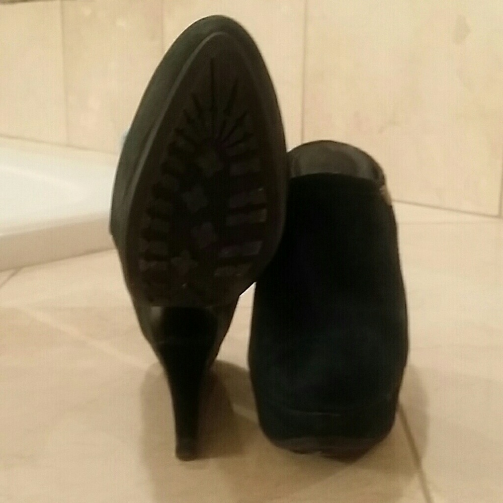 Vera Wang Green Clogs