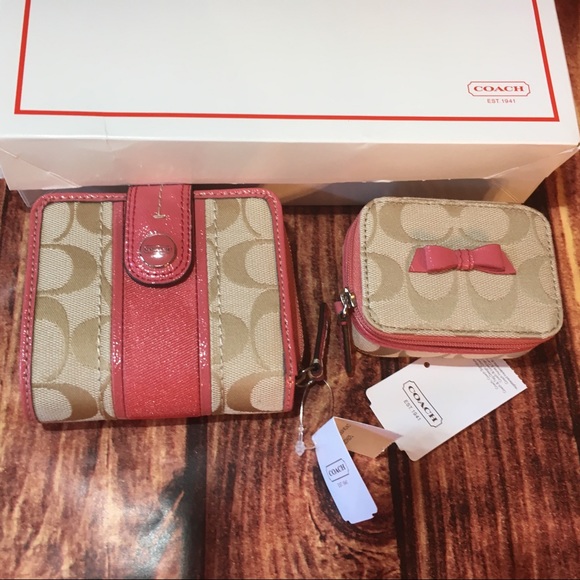 Coach Accessories - 🆕Coach Wallet & Pill Case Set