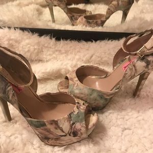 Peep-toe heels