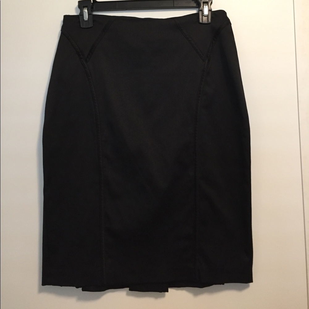 Flattering pencil/ tulip fit skirt.