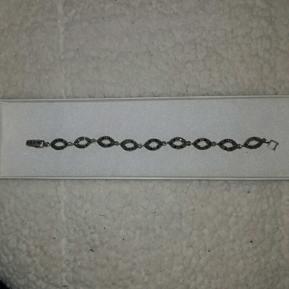 6 INCH SILVER BRACELET VERY PRETTY