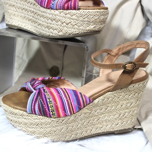 NEAR NEW Colorful Jute Platforms - Picture 3 of 8