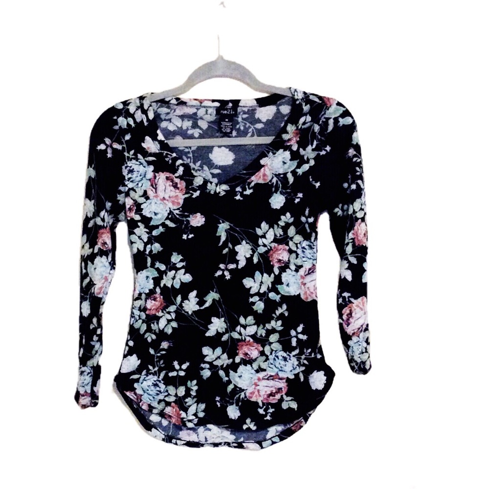 Lovely floral long sleeve top.