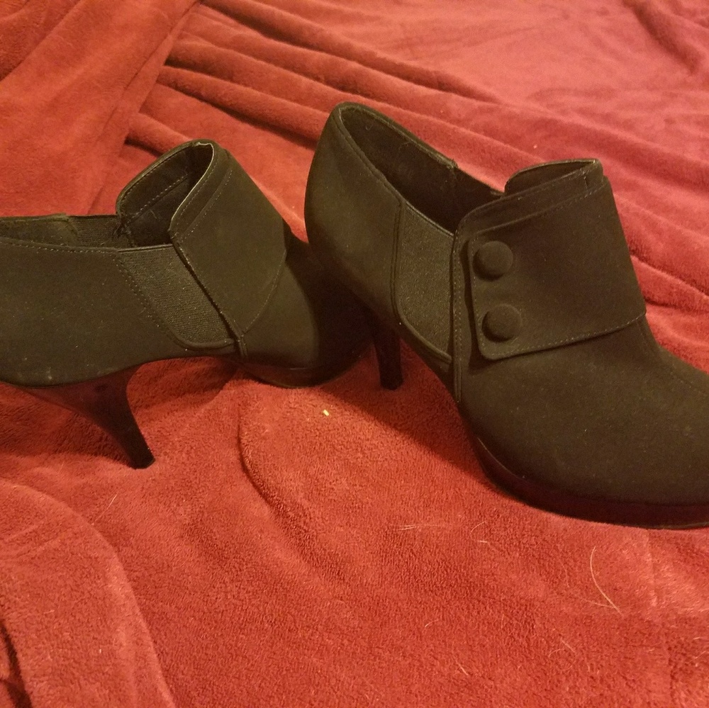 Fioni black booties