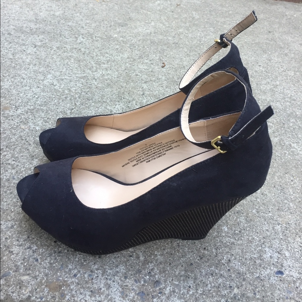 Mossimo Size 8 black wedges with gold studs ❤️